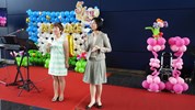 黃局長與在場模範勞工同歡