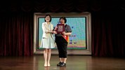 黃局長頒獎給模範勞工之二