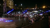 市長與表演者合唱時，台下觀眾熱情隨節奏揮舞閃光燈