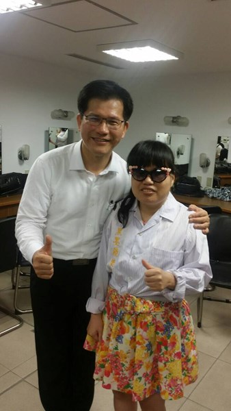 市長至後台休息室為視障表演者們打氣加油及合照（蕭湘婷）