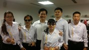 市長至後台休息室為視障表演者們打氣加油及合照（黑墨鏡樂團）