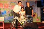 林市長與獲得抽獎民眾