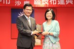 本局104年度「職災勞工個案主動服務計畫」業務評鑑成績獲中央考評為優等，於市政會議由市長轉頒獎牌。