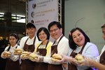 市長、局長與演員們共同製作「COCO三明治」