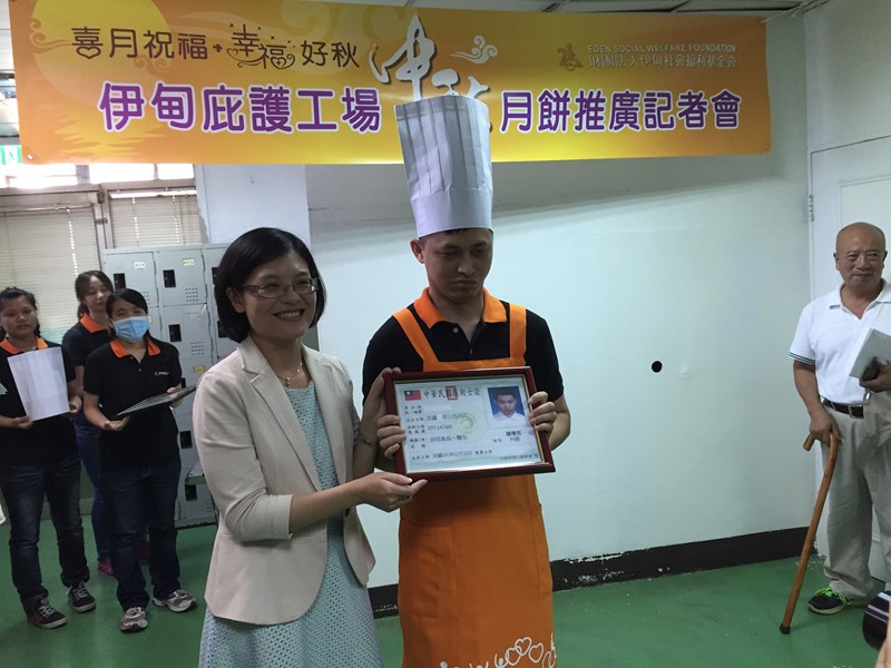 黃局長參加伊甸潭子區身心障礙者庇護工場中秋月餅推廣記者會頒發丙級烘焙證照給庇護員工阿邦