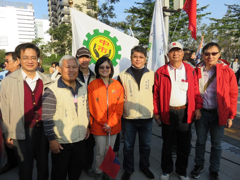 黃局長與台中市產業總工會工會幹部合影