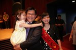 林市長與模範勞工家屬合影