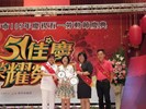 黃局長與模範勞工合影