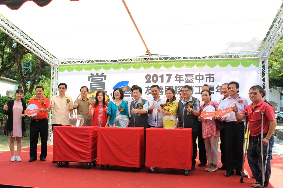 勞工局長與各與會人員合照