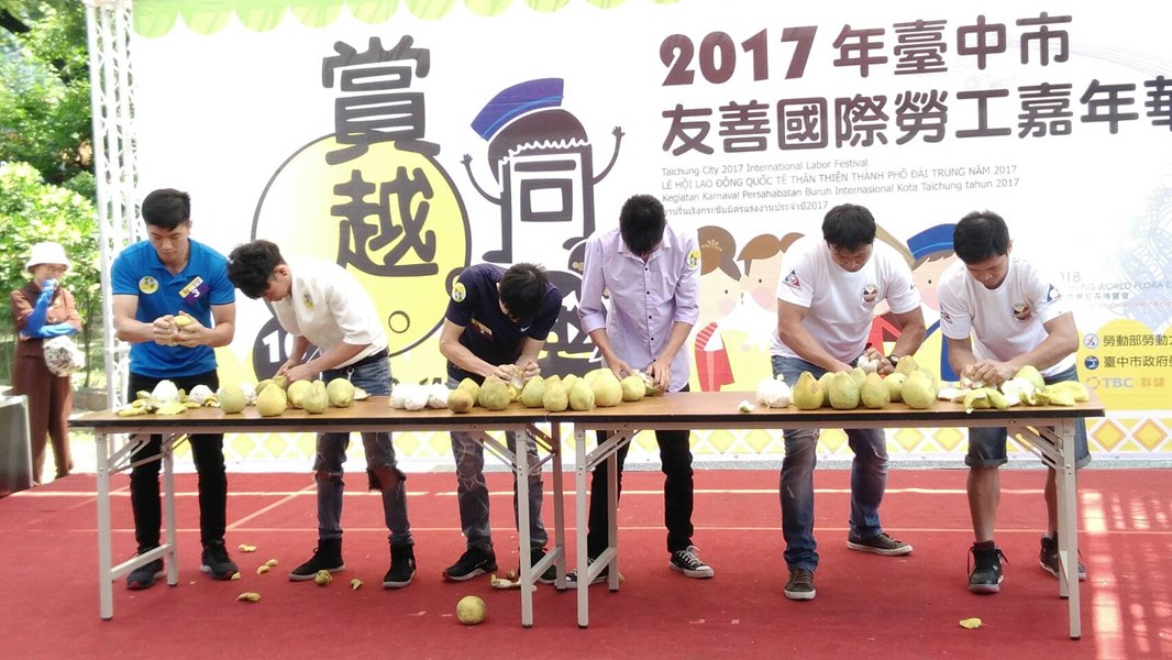 嘉年華剝柚子大賽-選手奮力剝柚子