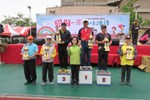 優勝者與勞工局黃局長合影