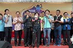 04-楊副市長瓊瓔邀請江肇國議員、黃守達議員與吳威志局長獻唱「我只在乎妳」，表達對中市移工及新住民之重視-2