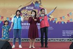 06-林麗蟬立法委員、勞工局長吳威志及雷英理事長合唱「月亮代表我的心」，共展美妙歌喉