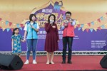 07-林麗蟬立法委員、勞工局長吳威志及雷英理事長合唱「月亮代表我的心」，共展美妙歌喉-2