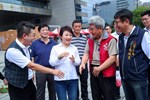 市長與現場大師談論工藝