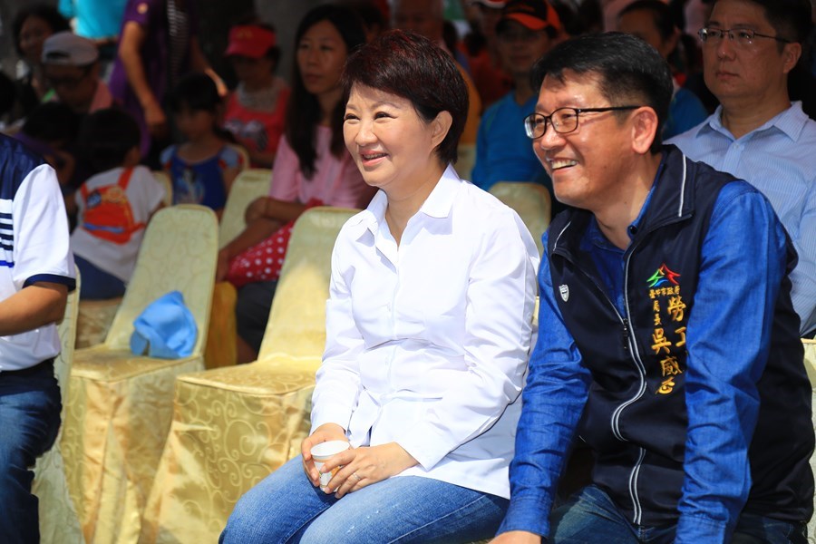 市長與勞工局長吳威志(右)