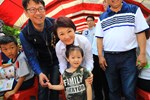 市長與現場小朋友合照