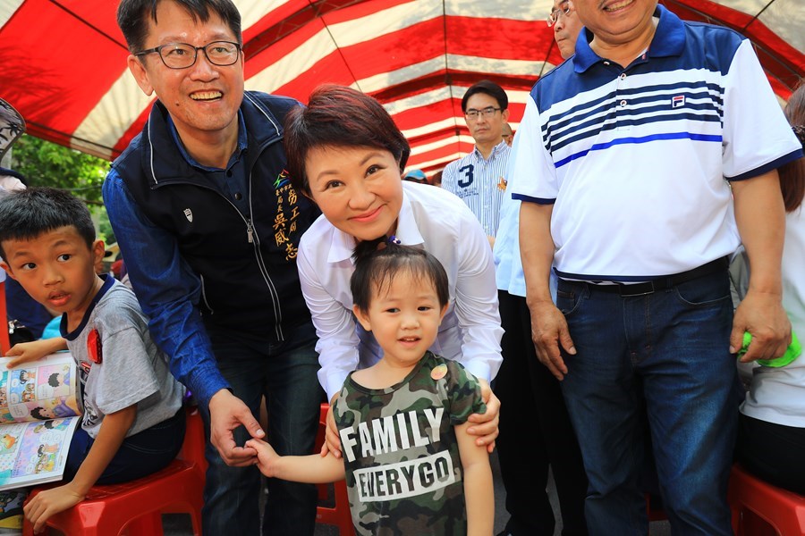 市長與現場小朋友合照