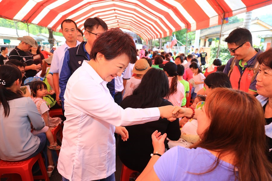 市長與現場民眾打招呼2
