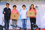 摸彩得獎者與市長合照