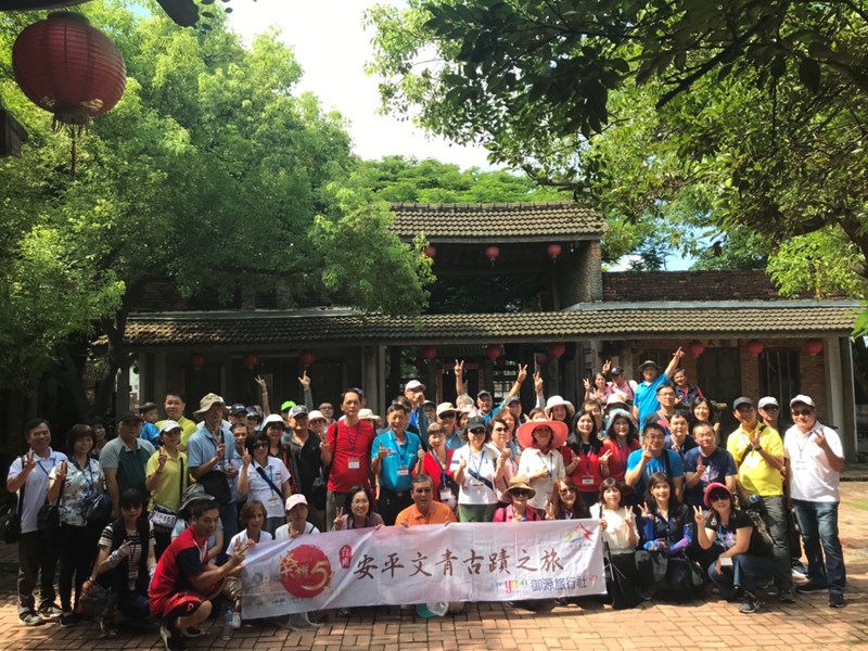 模範勞工參觀老唐湖藝術村大合照