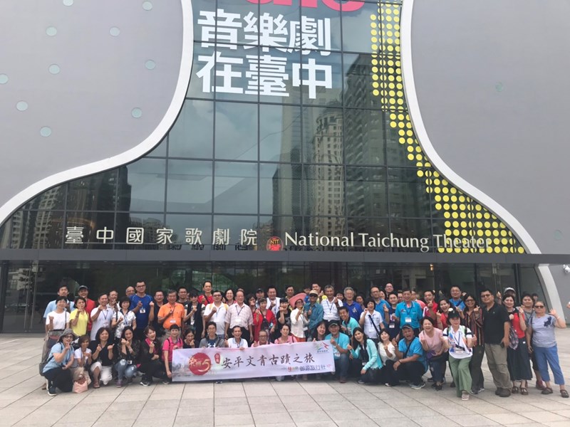模範勞工參訪歌劇院大合照