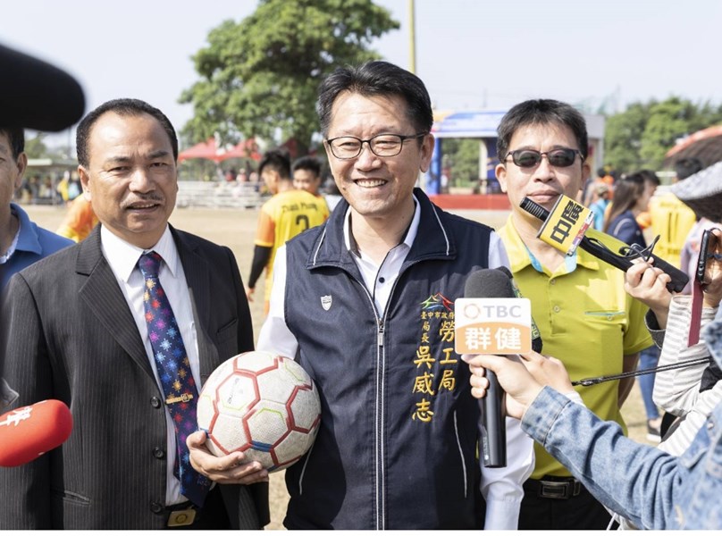 勞工局局長接受媒體採訪