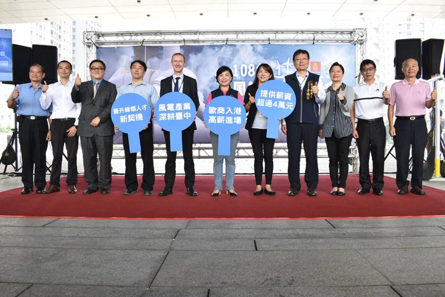 由左至右為臺中縣工業會吳桂森理事長-臺中港務公司許哲維經理-逢甲大學葉德輝所長-高