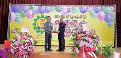 勞工局副局長羅群穆代表頒獎給前常務理事陳進發