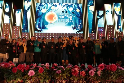 台中市政府勞工局今-16-晚舉辦工會與模範勞工之夜-邀請台中市各工會會員-雲林縣及高雄市工會成員-前往主展區欣賞主燈秀及表演節目-藉此傳遞台灣燈會的精采璀璨