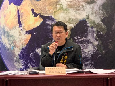 勞工局長吳威志向觀光業者說明協助措施