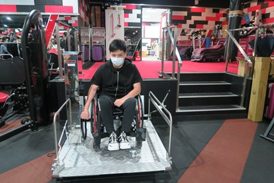 中市府助排除職場障礙  車禍致殘教練重展「幕後人生」