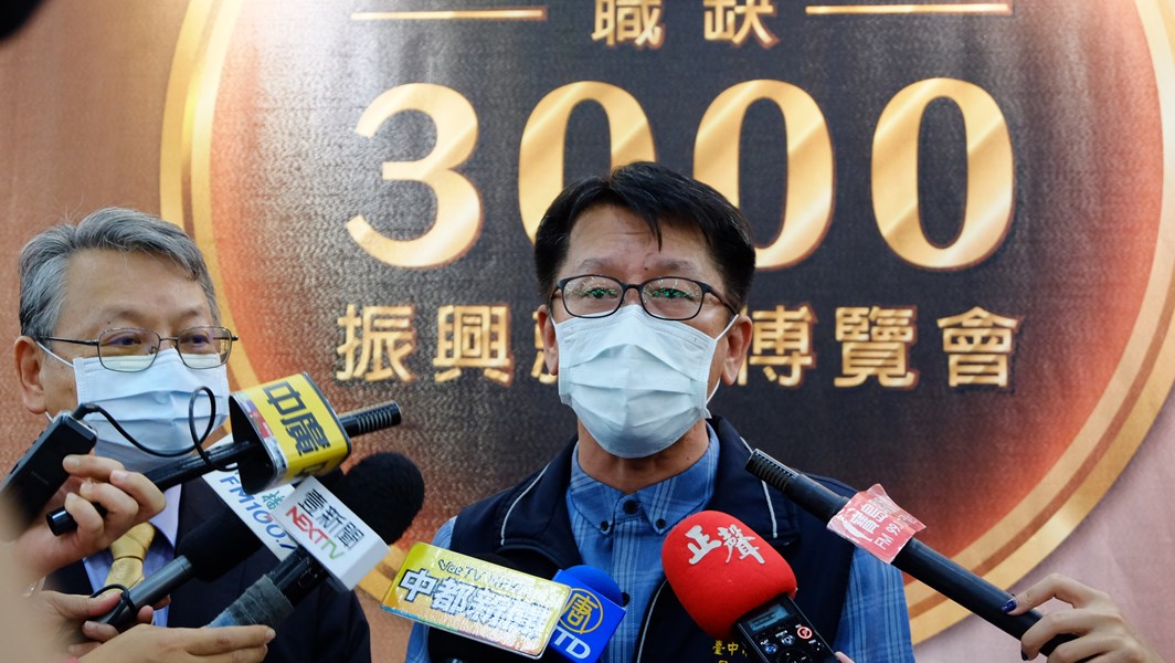 勞工局局長吳威志接受採訪