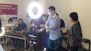 打光預備進行直播