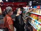 職場體驗-帶領學員到東協廣場商家挑選直播影片的素材(食品百貨行)