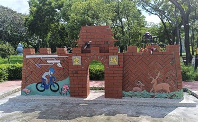 作品-多元塗城-以城牆為型-正面融入自行車及水鹿等元素
